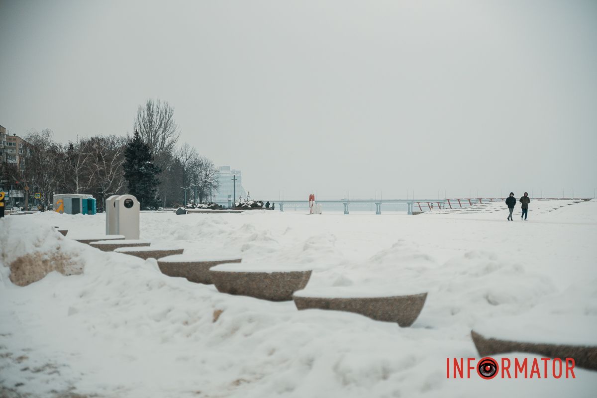 Осідають на ліхтарях, дахах, плечах перехожих: краєвиди Дніпра між сніжинками 12