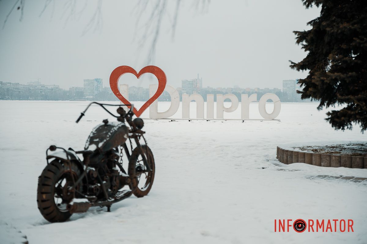 Осідають на ліхтарях, дахах, плечах перехожих: краєвиди Дніпра між сніжинками 25