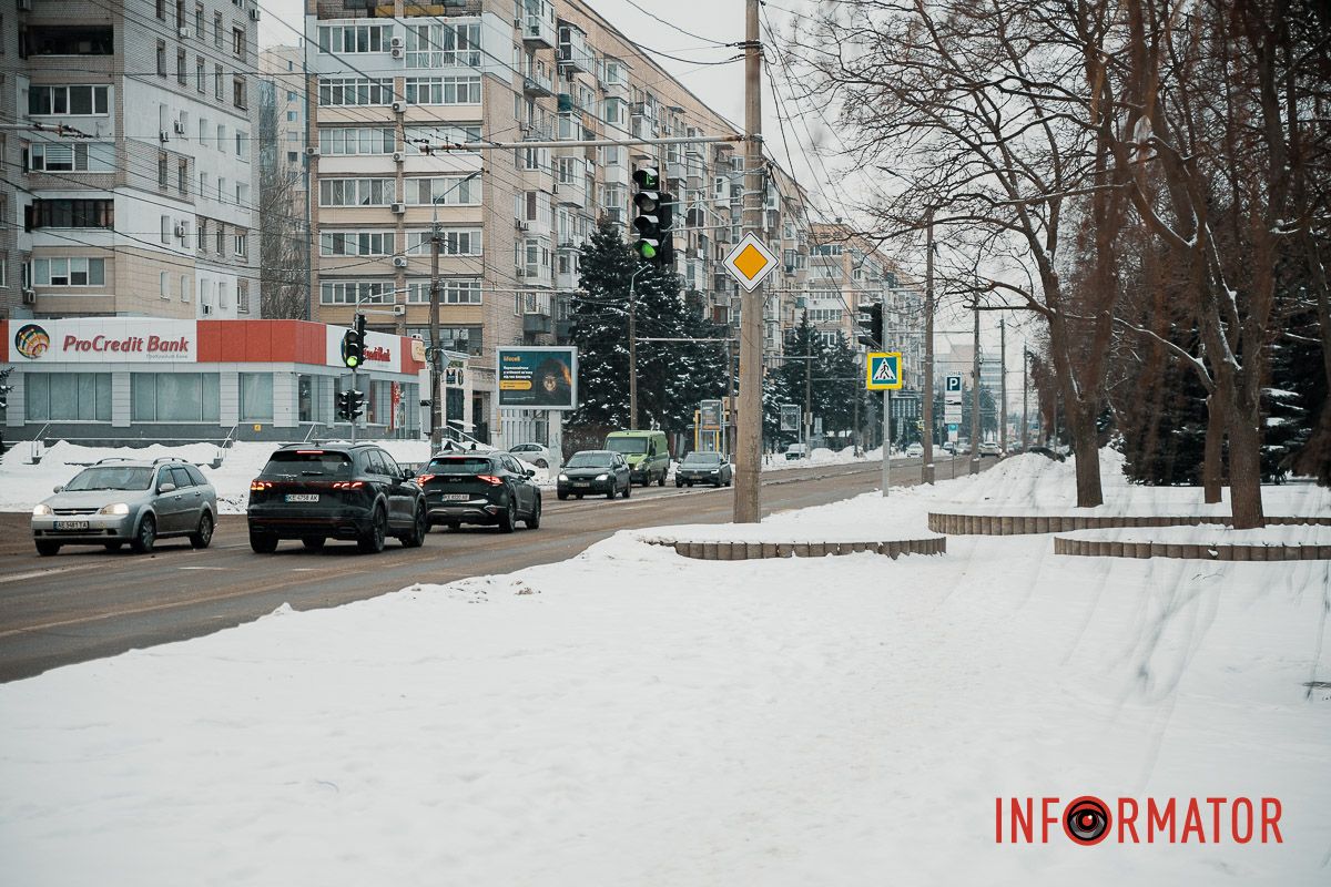 Осідають на ліхтарях, дахах, плечах перехожих: краєвиди Дніпра між сніжинками 26