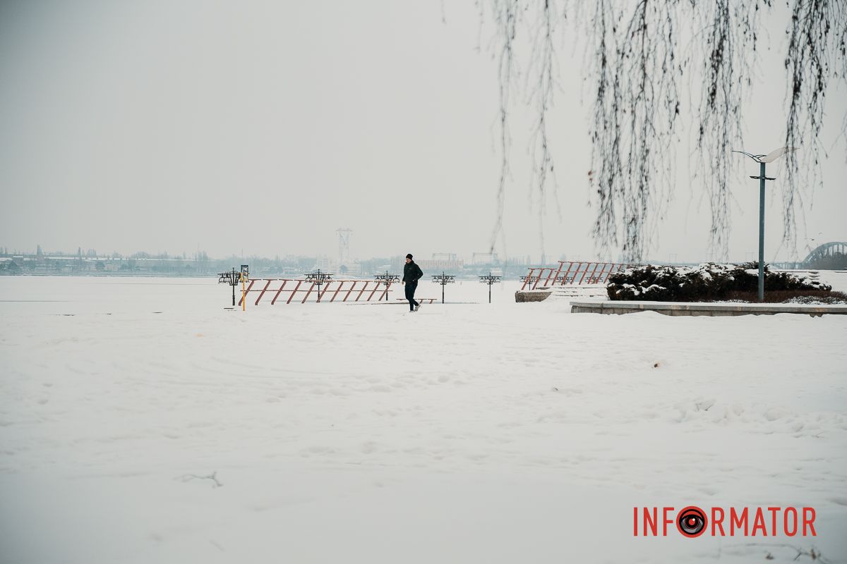 Осідають на ліхтарях, дахах, плечах перехожих: краєвиди Дніпра між сніжинками 23