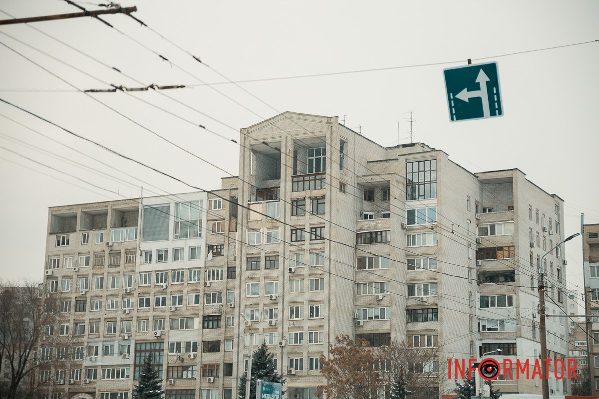 Осідають на ліхтарях, дахах, плечах перехожих: краєвиди Дніпра між сніжинками 24