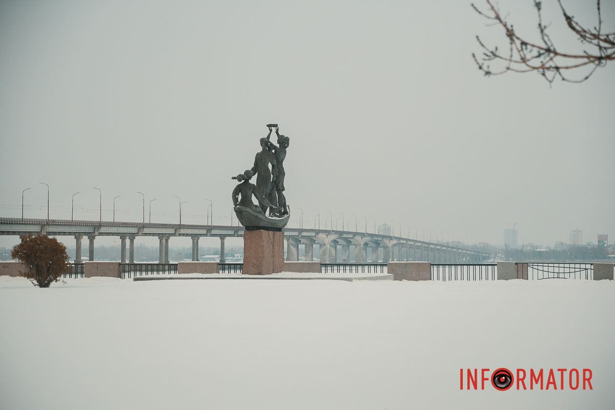 Осідають на ліхтарях, дахах, плечах перехожих: краєвиди Дніпра між сніжинками 22