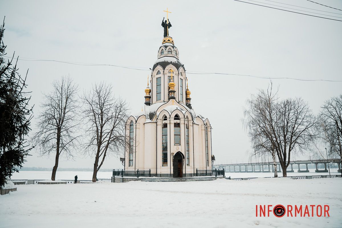 Осідають на ліхтарях, дахах, плечах перехожих: краєвиди Дніпра між сніжинками 16