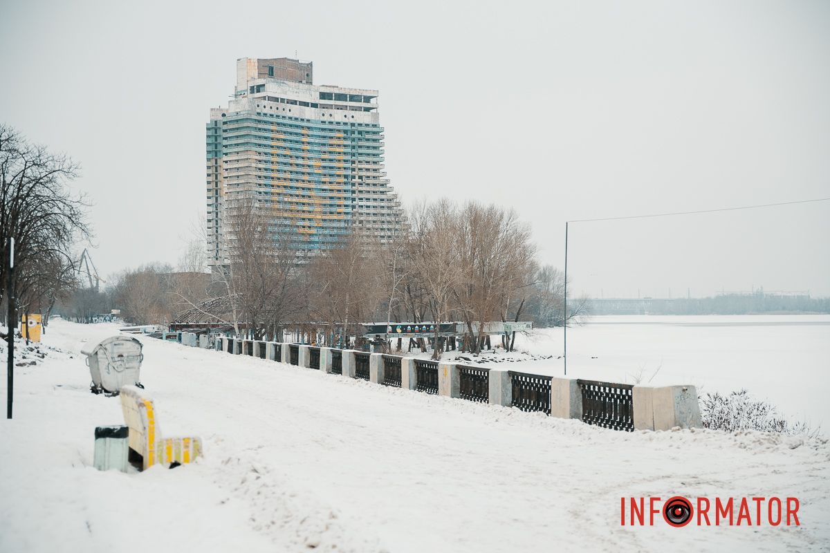 Осідають на ліхтарях, дахах, плечах перехожих: краєвиди Дніпра між сніжинками 15