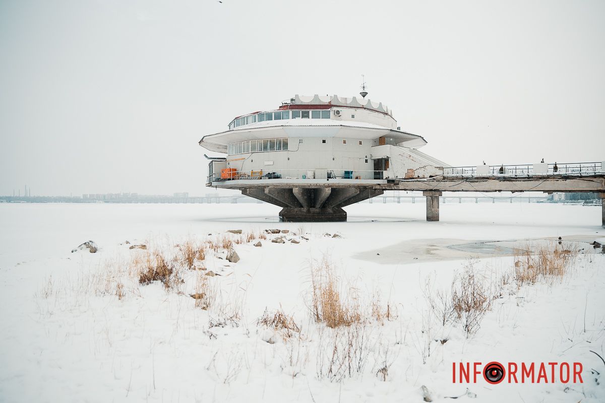 Осідають на ліхтарях, дахах, плечах перехожих: краєвиди Дніпра між сніжинками 18