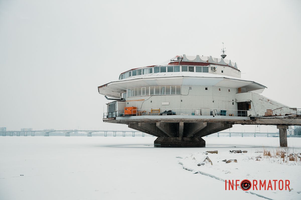 Осідають на ліхтарях, дахах, плечах перехожих: краєвиди Дніпра між сніжинками 21