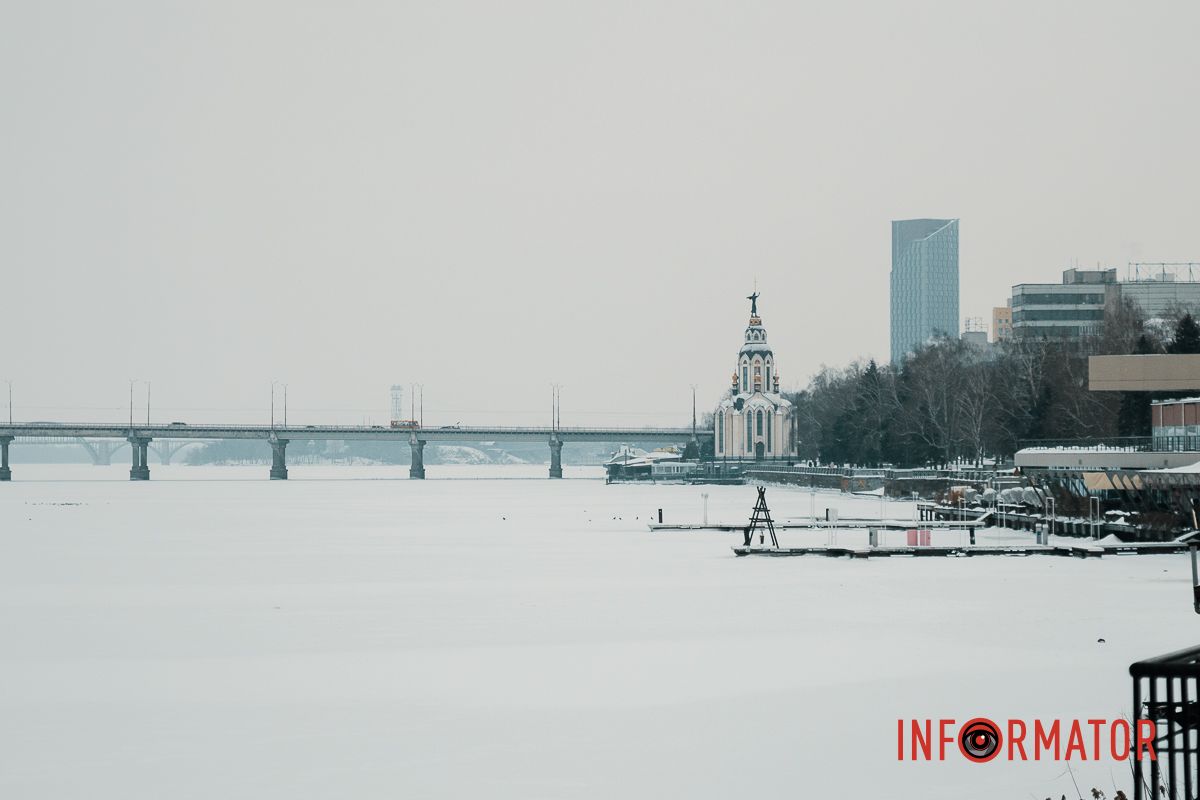 Осідають на ліхтарях, дахах, плечах перехожих: краєвиди Дніпра між сніжинками 14