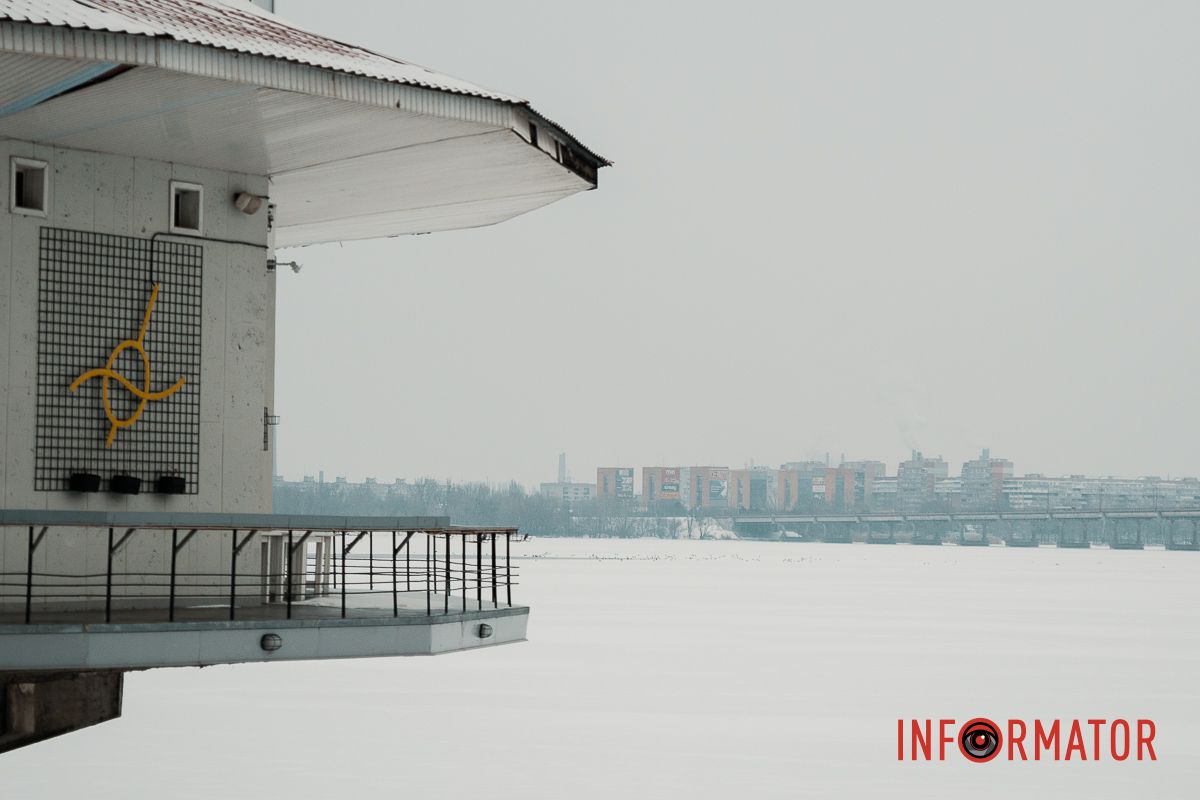 Осідають на ліхтарях, дахах, плечах перехожих: краєвиди Дніпра між сніжинками 19