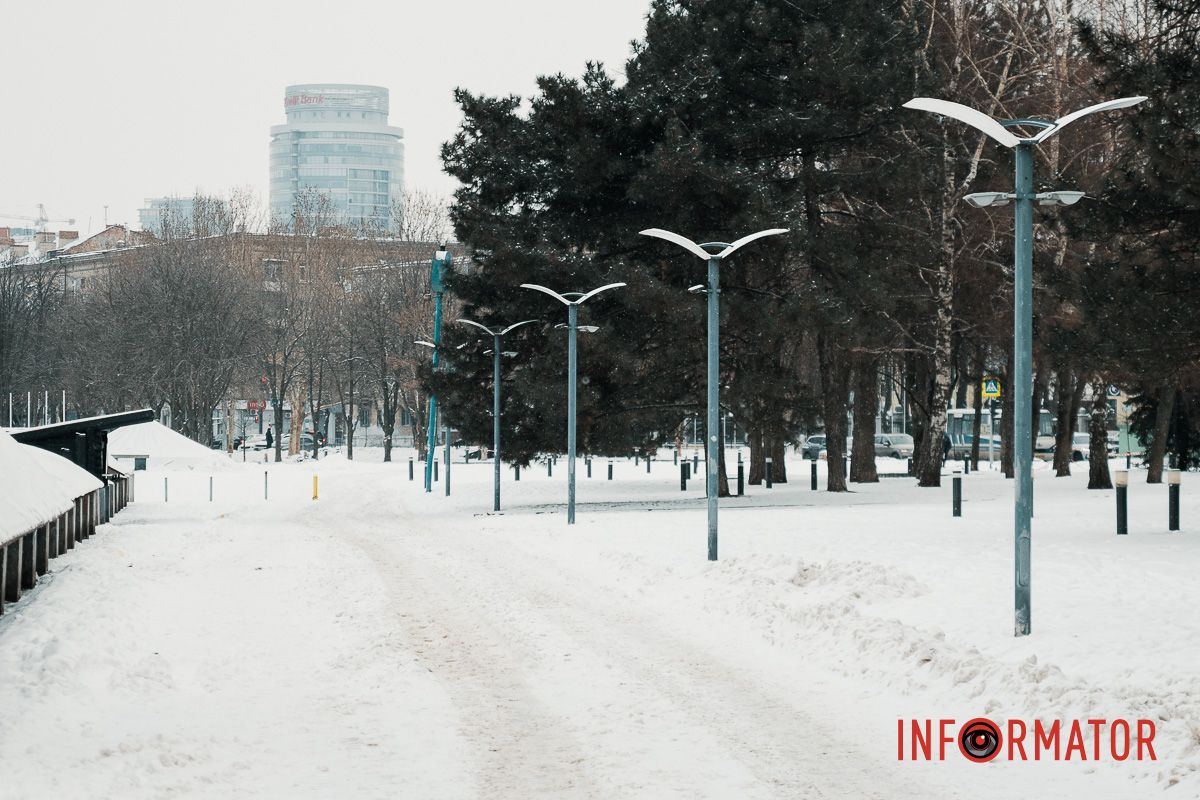 Осідають на ліхтарях, дахах, плечах перехожих: краєвиди Дніпра між сніжинками 20