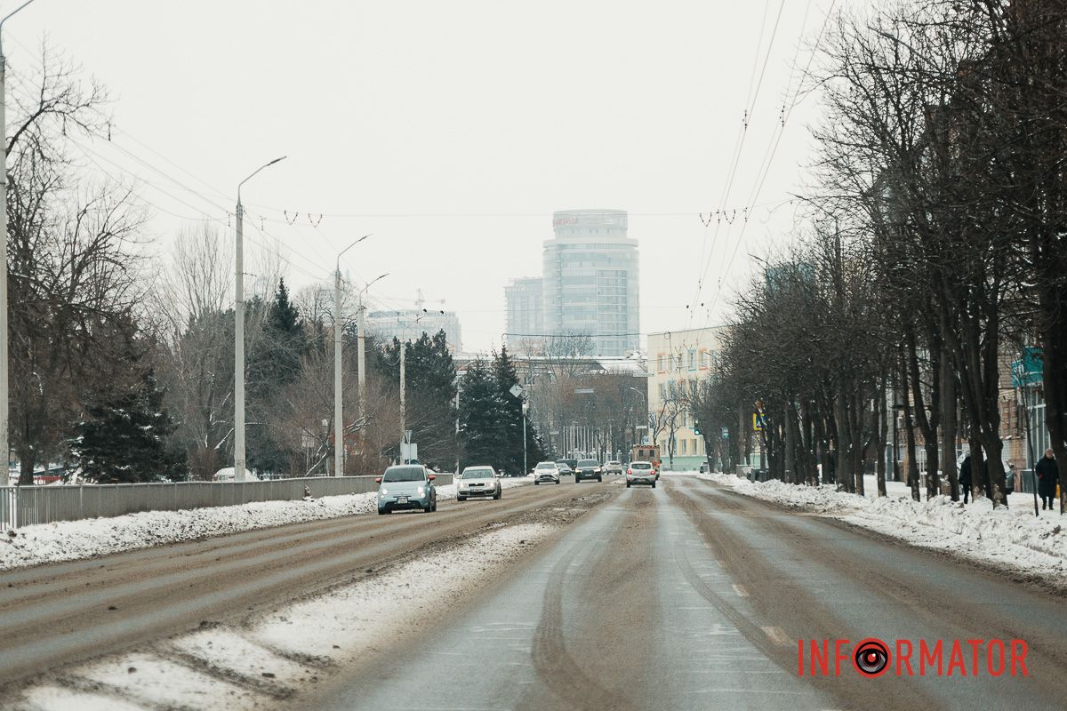 Осідають на ліхтарях, дахах, плечах перехожих: краєвиди Дніпра між сніжинками 13