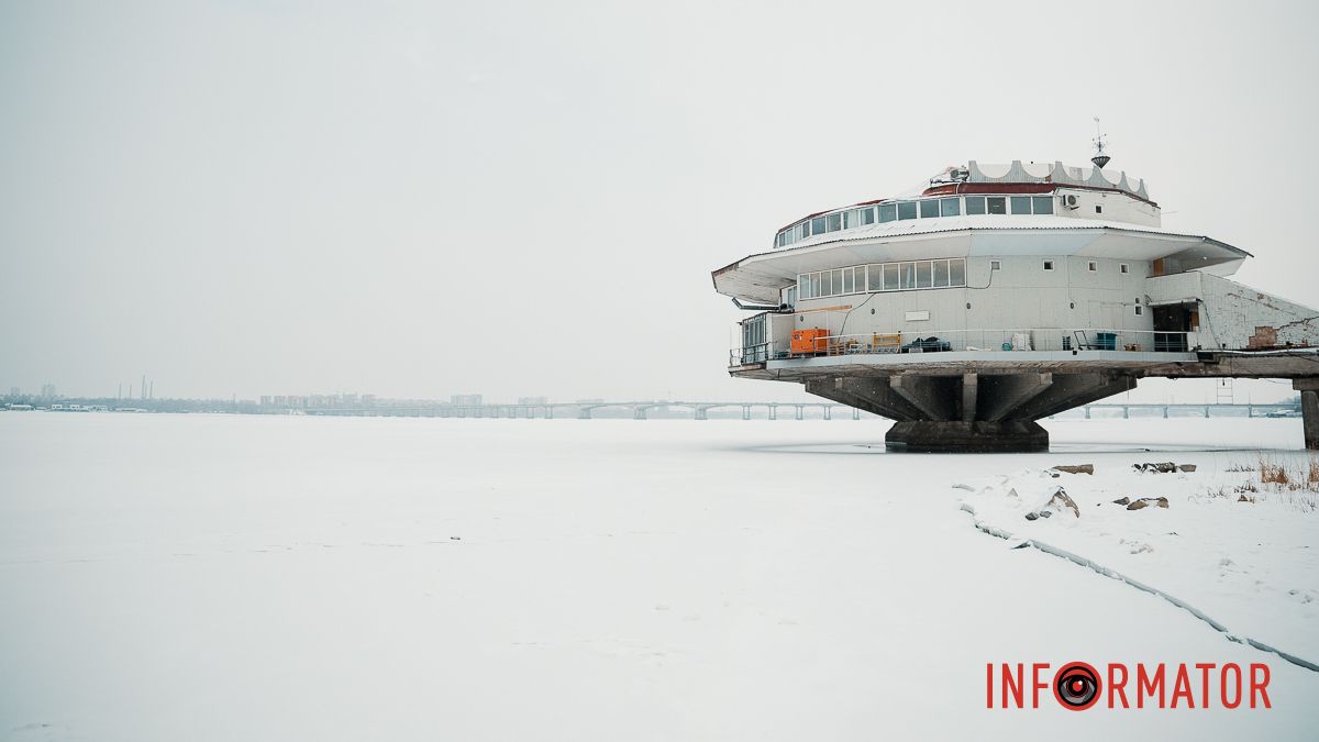 Осідають на ліхтарях, дахах, плечах перехожих: краєвиди Дніпра між сніжинками