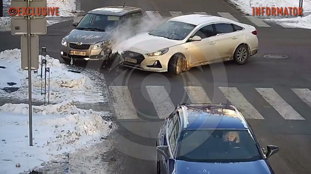 У Дніпрі на Паторжинського зіткнулися Hyundai та Skoda: відео моменту