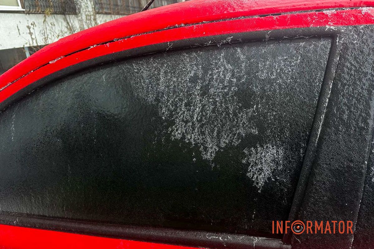 Уночі в місті йшов дощ за мінусової температури Уночі в місті йшов дощ за мінусової температури