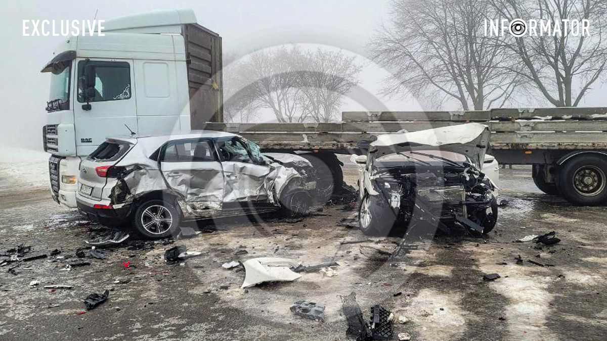 На трасі “Дніпро-Кривий Ріг” маршрутка зіткнулася з вантажівкою та двома легковиками: є травмовані