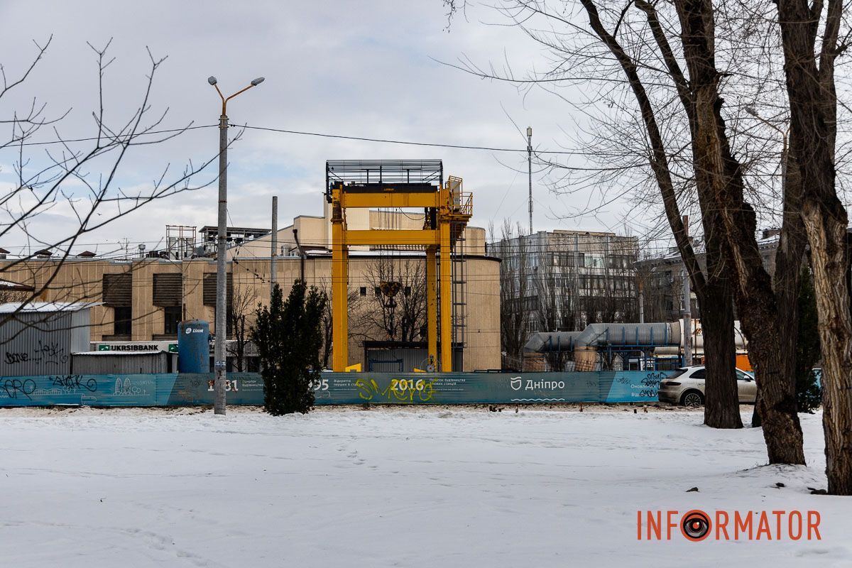 Перекриття Яворницького у Дніпрі триває: на майданчику метро працює техніка та робітники 1