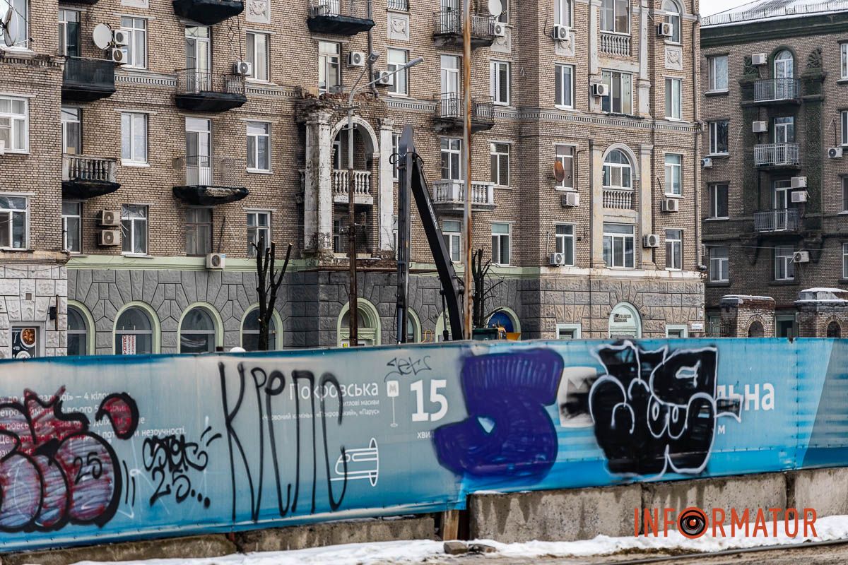 Перекриття Яворницького у Дніпрі триває: на майданчику метро працює техніка та робітники 3