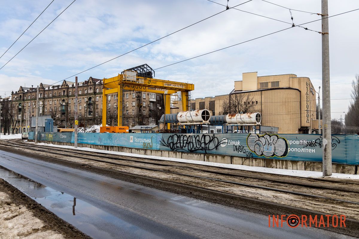 Перекриття Яворницького у Дніпрі триває: на майданчику метро працює техніка та робітники 4
