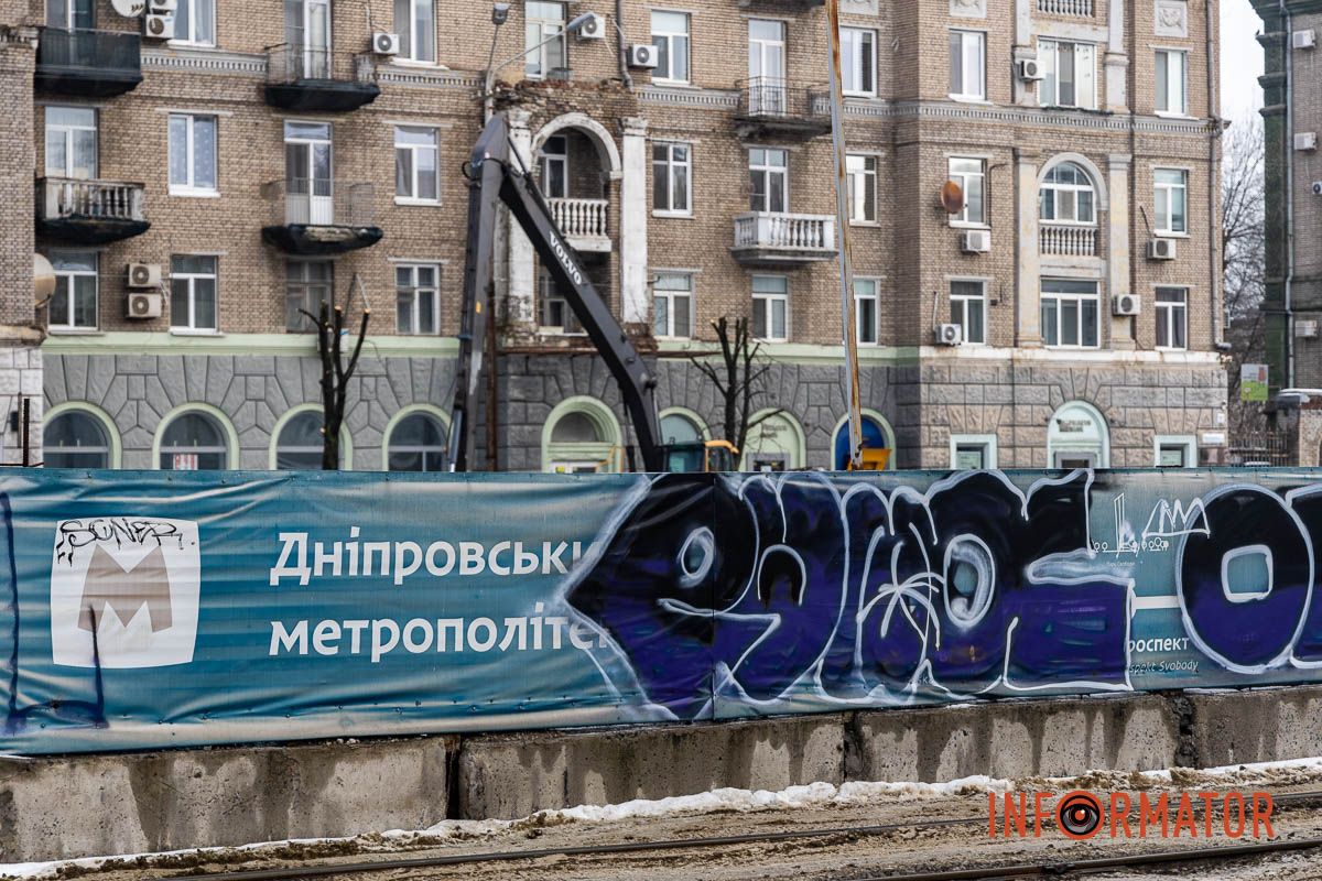 Перекриття Яворницького у Дніпрі триває: на майданчику метро працює техніка та робітники 5