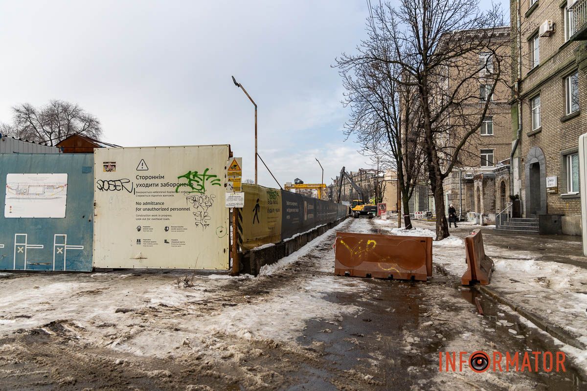 Перекриття Яворницького у Дніпрі триває: на майданчику метро працює техніка та робітники 8
