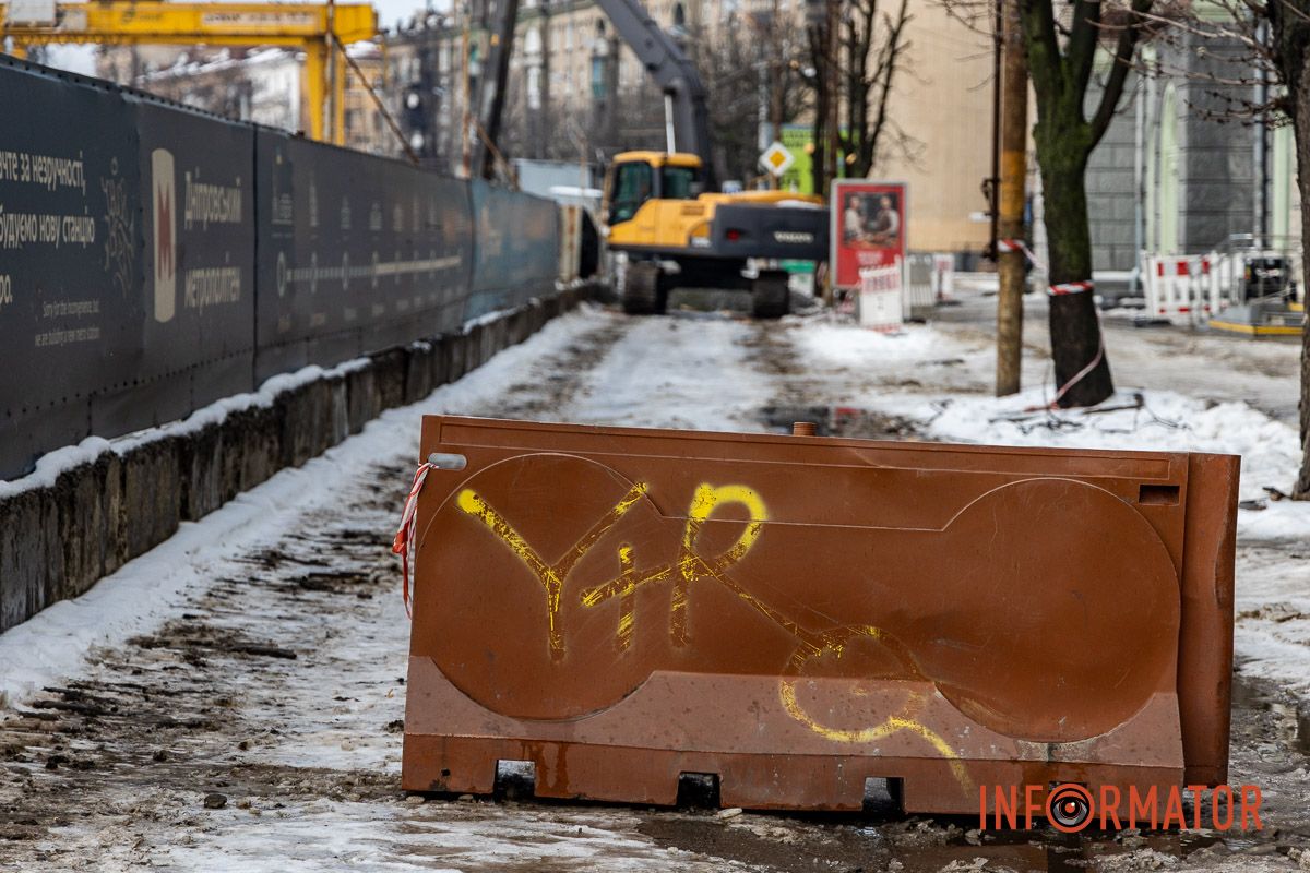 Перекриття Яворницького у Дніпрі триває: на майданчику метро працює техніка та робітники 9