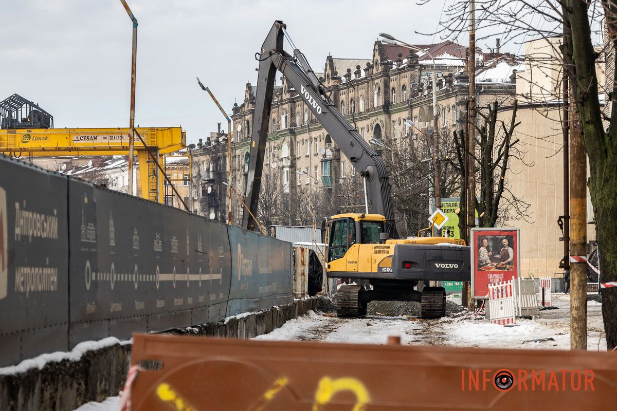 Перекриття Яворницького у Дніпрі триває: на майданчику метро працює техніка та робітники 10