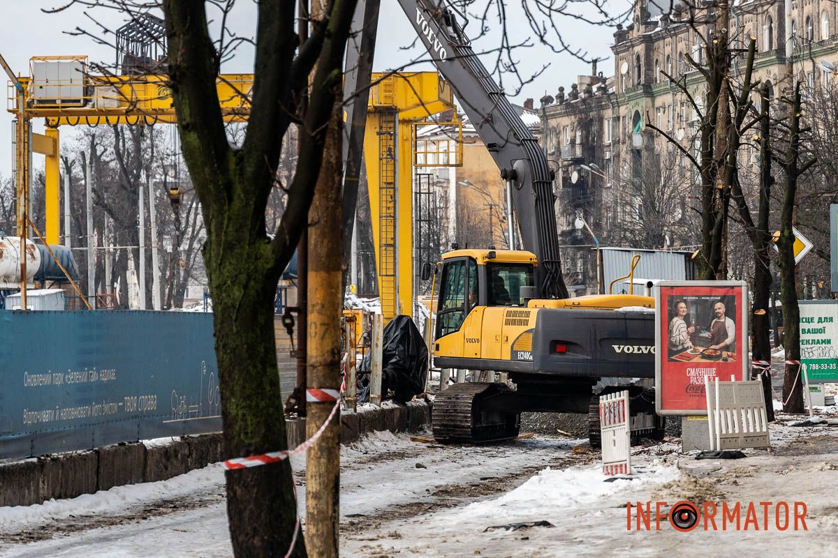 Перекриття Яворницького у Дніпрі триває: на майданчику метро працює техніка та робітники 12