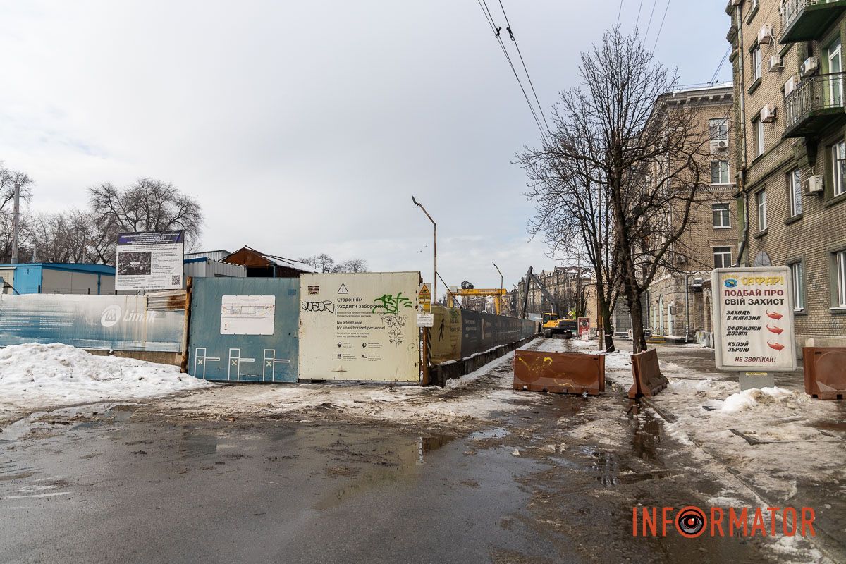 Перекриття Яворницького у Дніпрі триває: на майданчику метро працює техніка та робітники 13