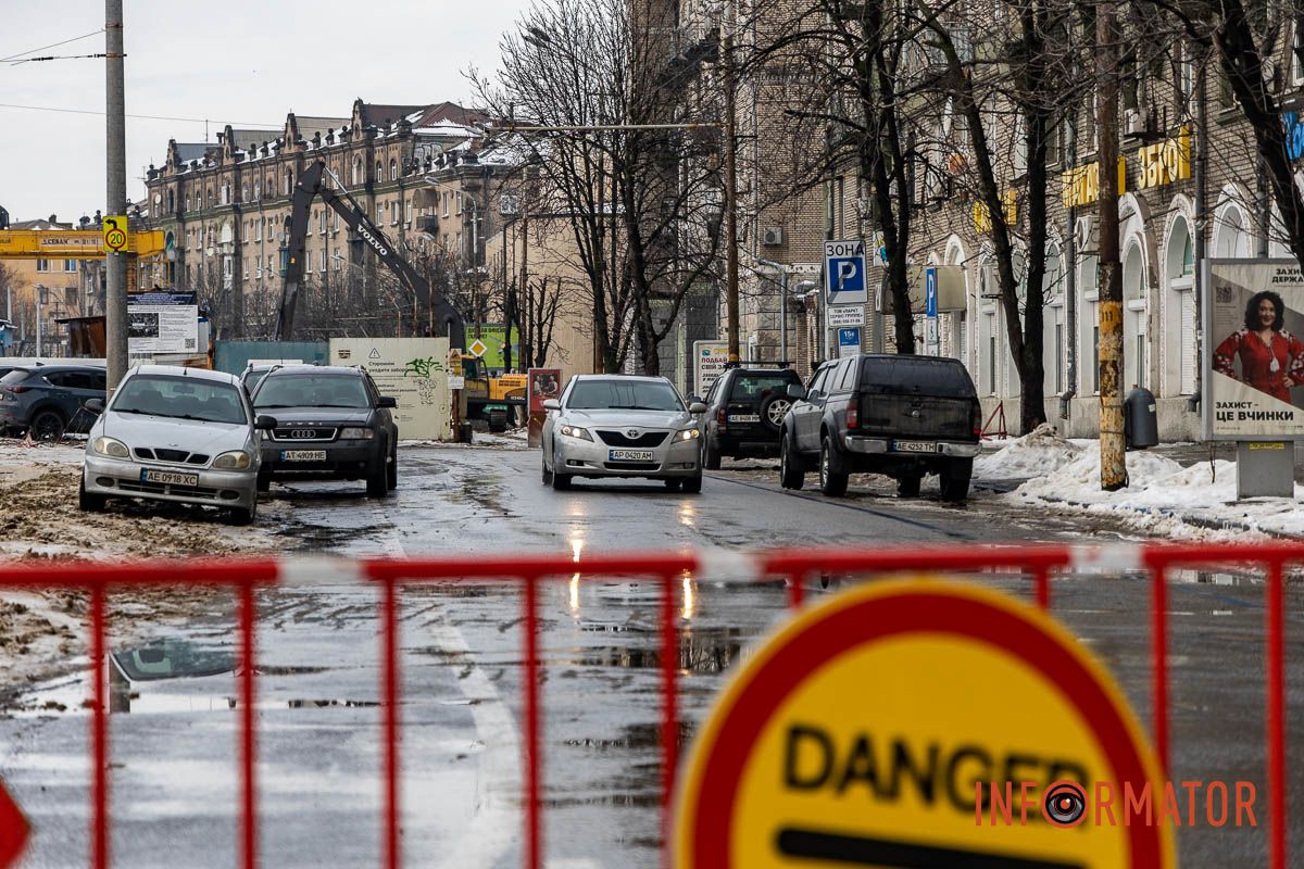 Перекриття Яворницького у Дніпрі триває: на майданчику метро працює техніка та робітники 17