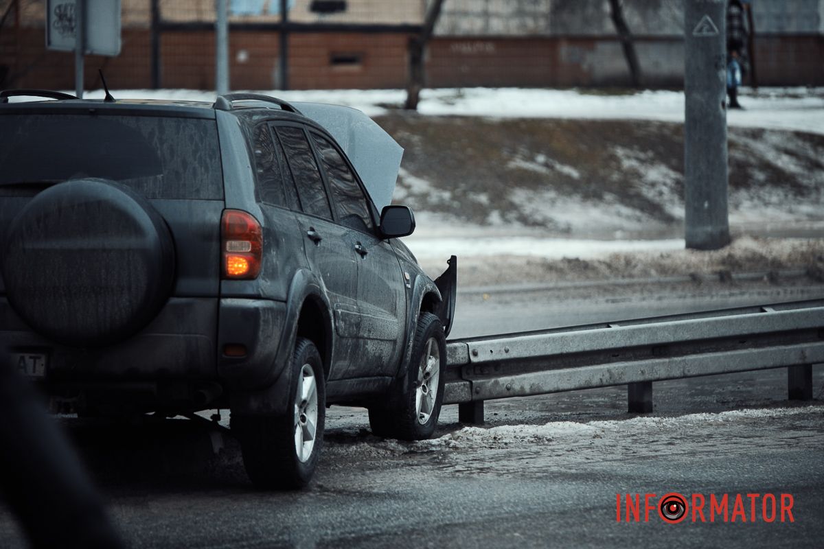 У Дніпрі на проспекті Героїв Toyota повисла на відбійнику 6