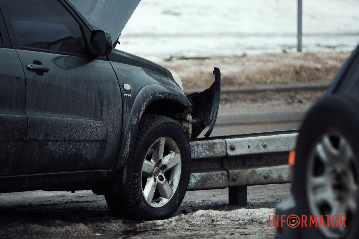 У Дніпрі на проспекті Героїв Toyota повисла на відбійнику 7