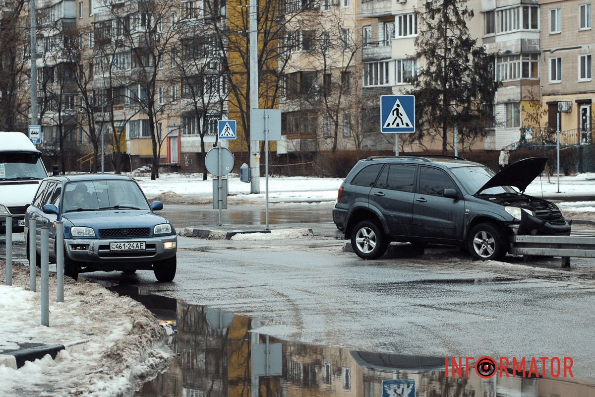 У Дніпрі на проспекті Героїв Toyota повисла на відбійнику 8