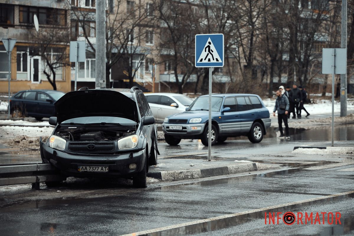 У Дніпрі на проспекті Героїв Toyota повисла на відбійнику 9