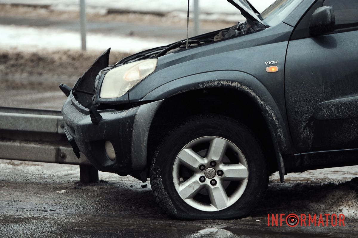 У Дніпрі на проспекті Героїв Toyota повисла на відбійнику 5