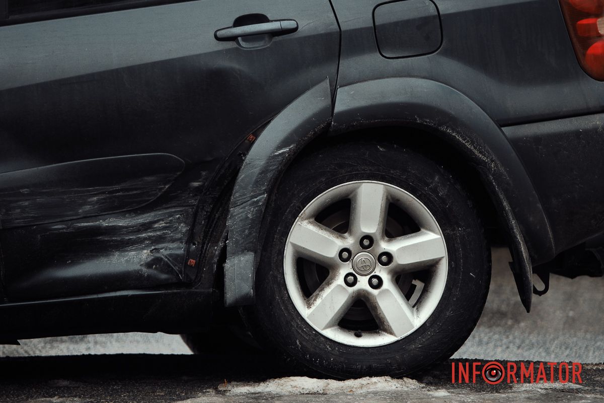 У Дніпрі на проспекті Героїв Toyota повисла на відбійнику 4