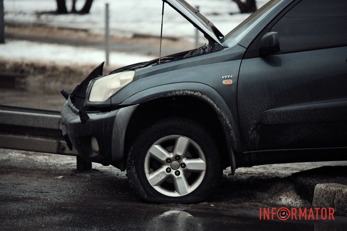 У Дніпрі на проспекті Героїв Toyota повисла на відбійнику 3