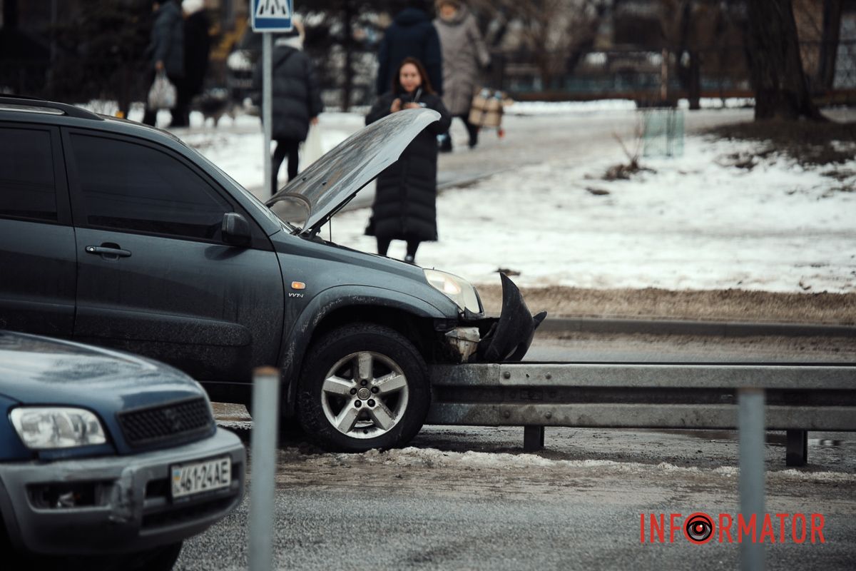 У Дніпрі на проспекті Героїв Toyota повисла на відбійнику 2