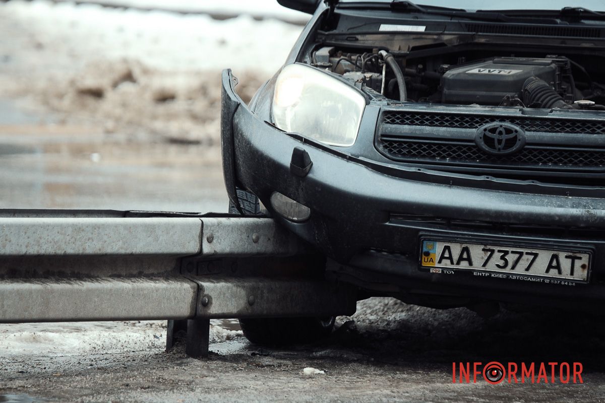 У Дніпрі на проспекті Героїв Toyota повисла на відбійнику 1