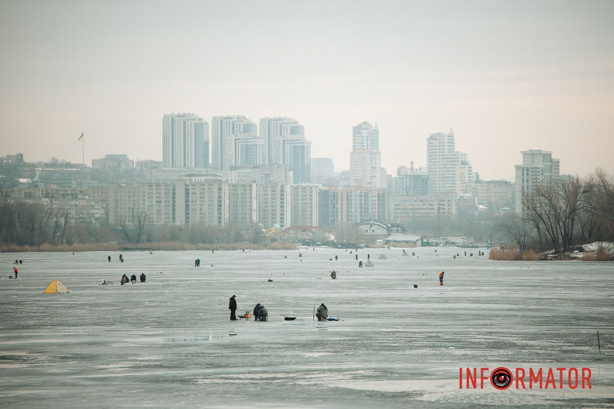 Смертельний ризик: у Дніпрі рибалки масово виходять на кригу під час відлиги 1