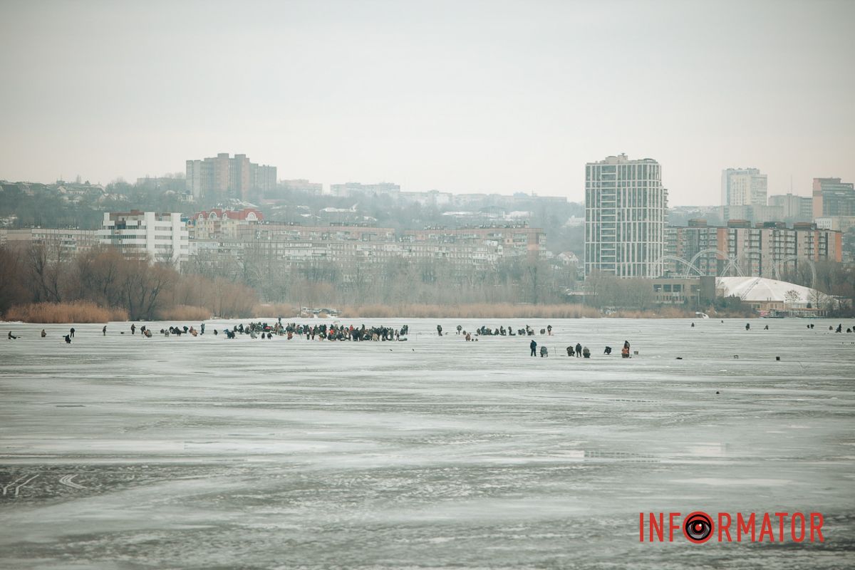 Смертельний ризик: у Дніпрі рибалки масово виходять на кригу під час відлиги 2