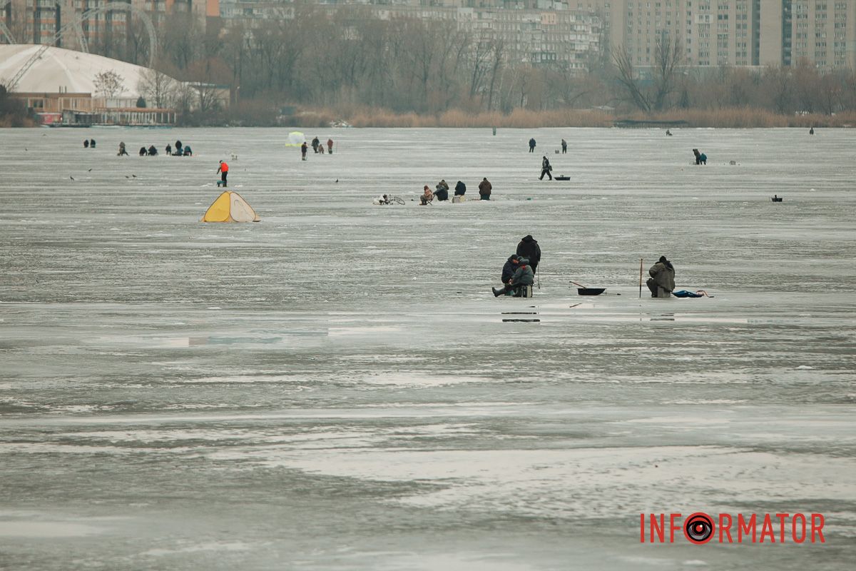 Смертельний ризик: у Дніпрі рибалки масово виходять на кригу під час відлиги 3