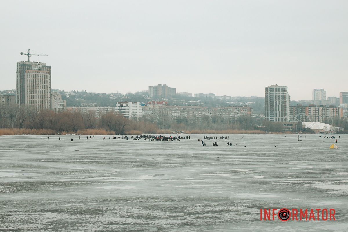 Смертельний ризик: у Дніпрі рибалки масово виходять на кригу під час відлиги 4