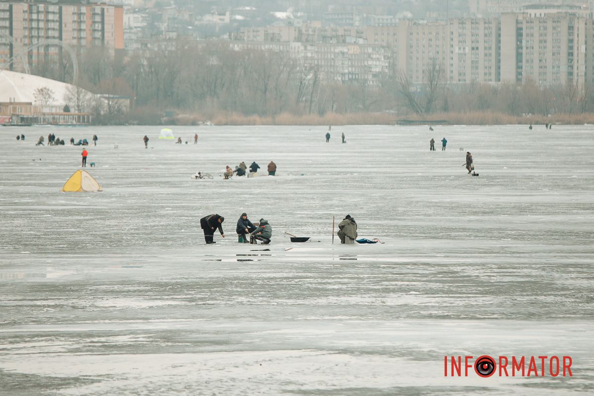 Смертельний ризик: у Дніпрі рибалки масово виходять на кригу під час відлиги 5