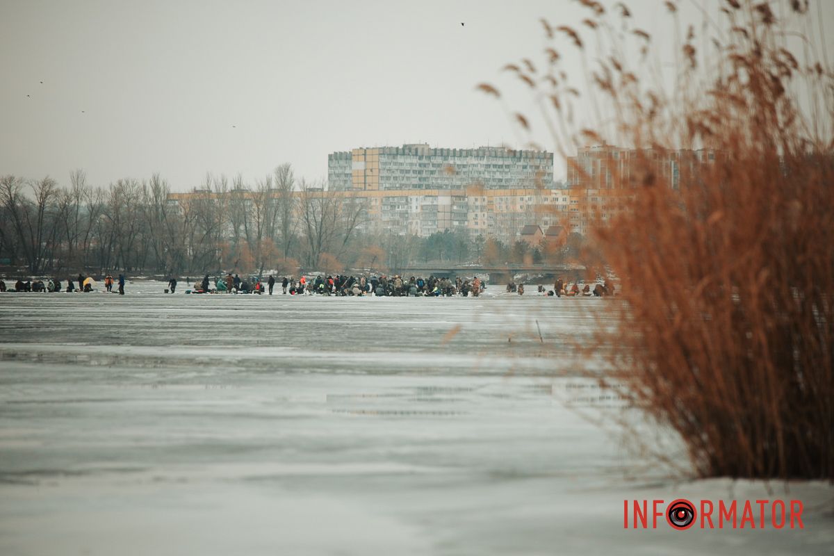 Смертельний ризик: у Дніпрі рибалки масово виходять на кригу під час відлиги 7