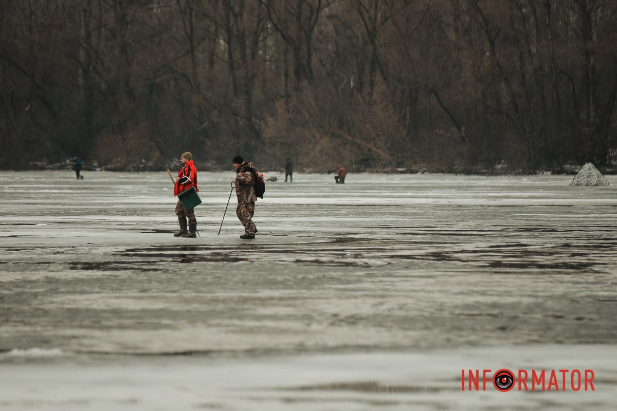 Смертельний ризик: у Дніпрі рибалки масово виходять на кригу під час відлиги 12