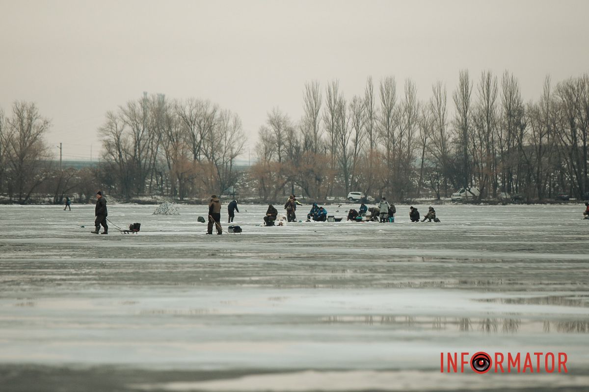 Смертельний ризик: у Дніпрі рибалки масово виходять на кригу під час відлиги 11