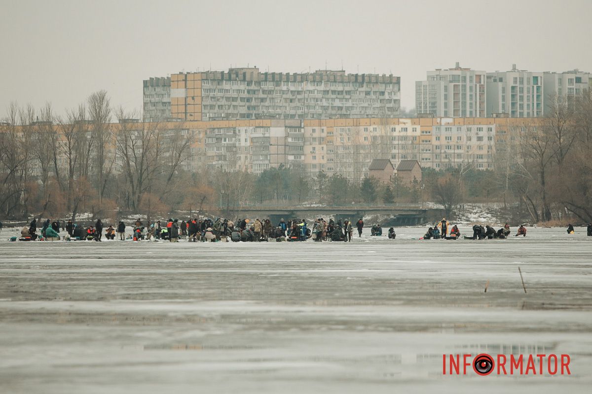 Смертельний ризик: у Дніпрі рибалки масово виходять на кригу під час відлиги 13