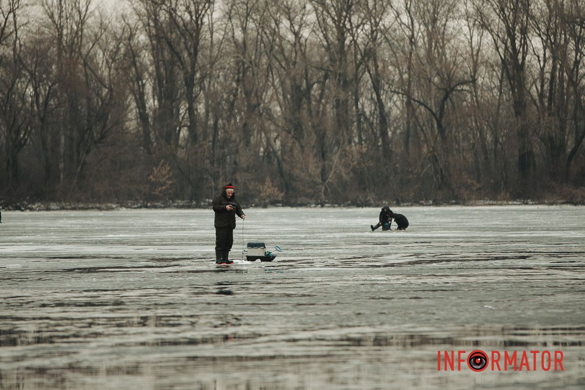 Смертельний ризик: у Дніпрі рибалки масово виходять на кригу під час відлиги 14