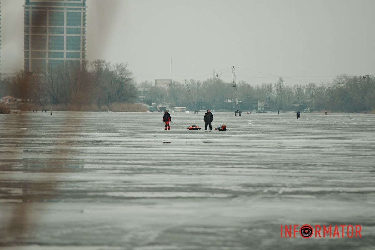 Смертельний ризик: у Дніпрі рибалки масово виходять на кригу під час відлиги 17