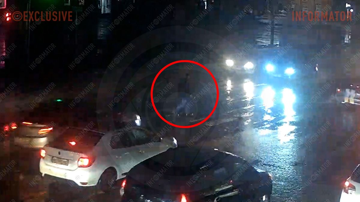 Відео моменту: у Дніпрі на вулиці Бандери чоловік переходив дорогу на "червоний" і його збив Opel