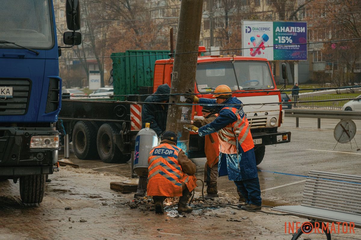 Контактна мережа потребує відновлення У Дніпрі на Перемозі, біля ТЦ «Кодак», стовп повис на дротах: рух тролейбусів обмежено 16